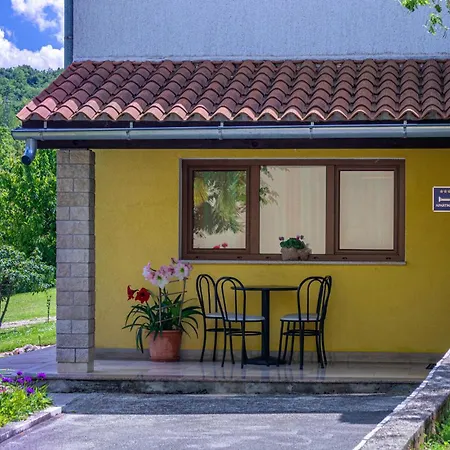 Apartament In With Wifi Karojba